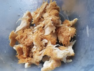 猴头菇海鲜汤的做法步骤：2