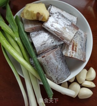 家常红烧带鱼的做法步骤：1