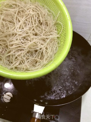 酸辣粉丝的做法步骤：4