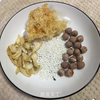 银耳百合莲子羹的做法步骤：1