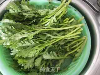蒜炒茼蒿的做法步骤：1