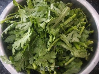 蒜炒茼蒿的做法步骤：2