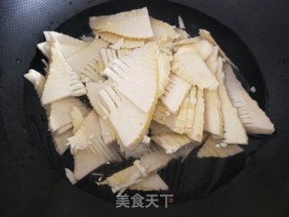 猪肉炒笋片的做法步骤：3