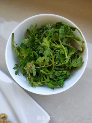 菊花芽酥肉汤的做法步骤：1