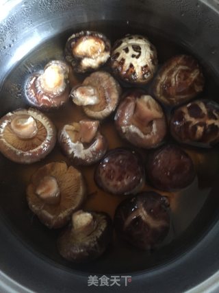 双菇焖鸡腿的做法步骤：1