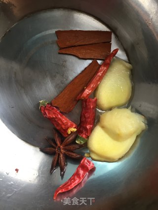 双菇焖鸡腿的做法步骤：3