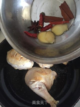 双菇焖鸡腿的做法步骤：5