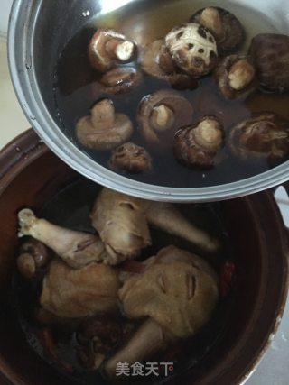 双菇焖鸡腿的做法步骤：8