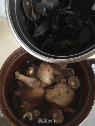 双菇焖鸡腿的做法步骤：9