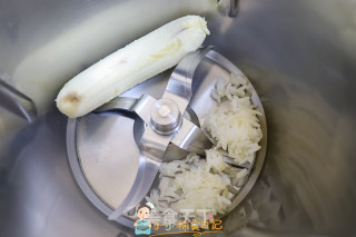 12个月以上辅食香蕉芝麻牛奶的做法步骤：1