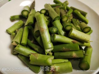 芦笋炒五花肉的做法步骤：2