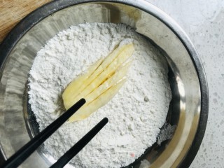 炸杏鲍菇的做法步骤：4
