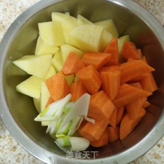 牛腱子炖土豆红萝卜的做法步骤：2