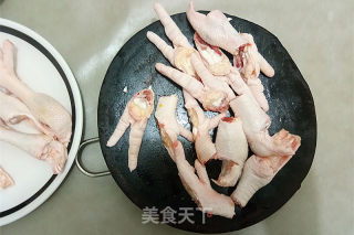 鹌鹑蛋烧鸡爪的做法步骤：2