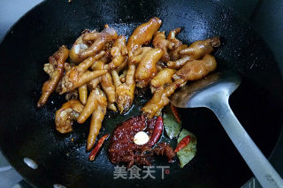 鹌鹑蛋烧鸡爪的做法步骤：8