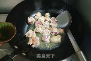 土豆鸡块焖卷子的做法步骤：3