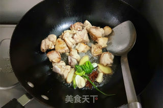 土豆鸡块焖卷子的做法步骤：4