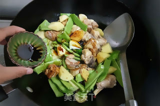 土豆鸡块焖卷子的做法步骤：7