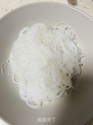 酸菜丸子粉丝煲的做法步骤：2