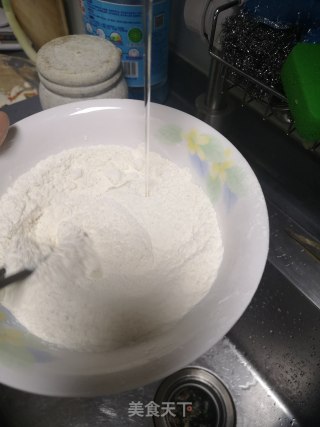 鸡蛋西红柿疙瘩汤的做法步骤：2