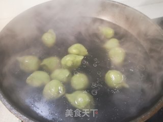 带尾巴的艾草鲜肉汤圆的做法步骤：11