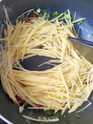 酸辣土豆丝的做法步骤：2