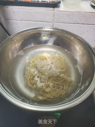 青菜肉丝伊面的做法步骤：2