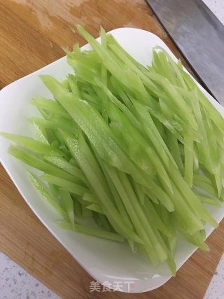 莴笋炒腊肉的做法步骤：1