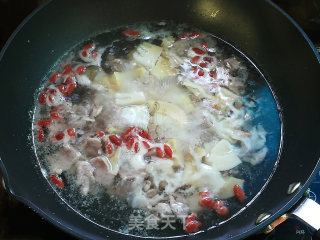 春笋枸杞瘦肉汤的做法步骤：8