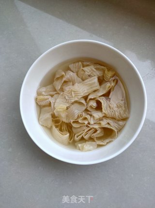 蒜香紫菠菜干豆皮的做法步骤：2
