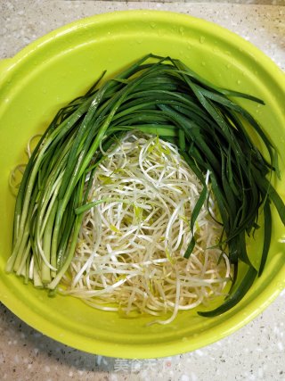 韭菜炒豆芽的做法步骤：1