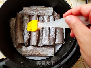 空气炸锅香煎刀鱼的做法步骤：2