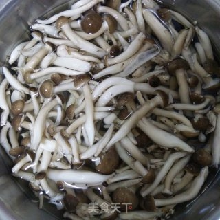 火腿肠尖椒炒蘑菇的做法步骤：1
