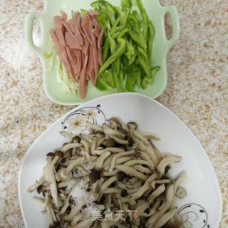 火腿肠尖椒炒蘑菇的做法步骤：3