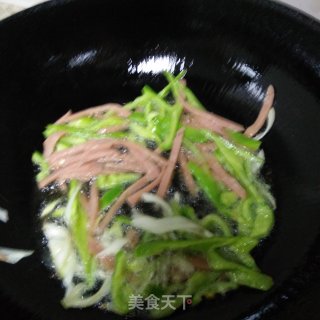 火腿肠尖椒炒蘑菇的做法步骤：4
