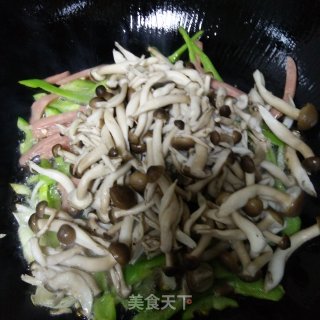 火腿肠尖椒炒蘑菇的做法步骤：5