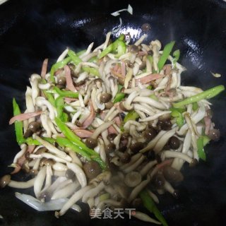 火腿肠尖椒炒蘑菇的做法步骤：6