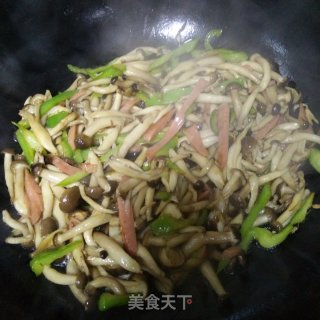 火腿肠尖椒炒蘑菇的做法步骤：7