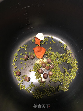 绿豆龙骨海带汤的做法步骤：2
