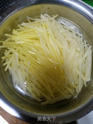 家常土豆丝的做法步骤：1