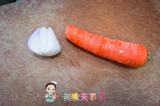 9个月以上洋葱肉松炒蛋的做法步骤：1