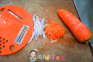 9个月以上洋葱肉松炒蛋的做法步骤：2