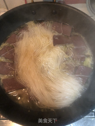 猪肉粉条鸭血。的做法步骤：11