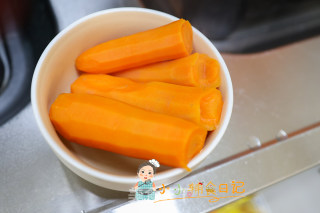 9个月以上胡萝卜肉末脆片的做法步骤：1