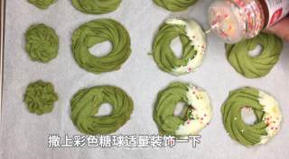 抹茶圣诞花环饼干，森林般清新的感觉，淡淡茶香配上黄油浓郁奶香。的做法步骤：12