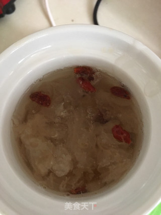 银耳枸杞汤的做法步骤：4