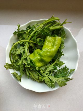 香菜拌虾皮的做法步骤：1