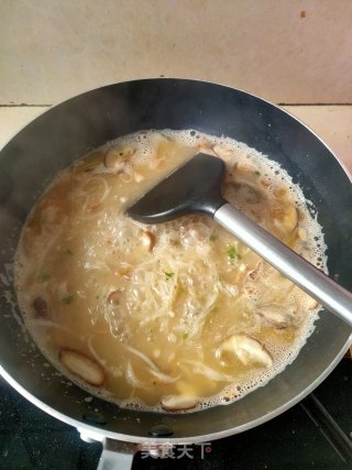 冬瓜粉丝菌菇汤的做法步骤：4