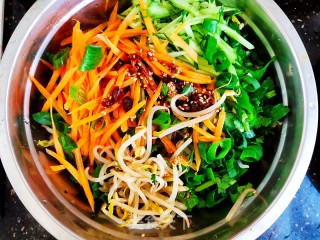 凉拌豆芽的做法步骤：4