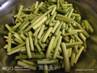 五花肉炒蒜薹的做法步骤：1